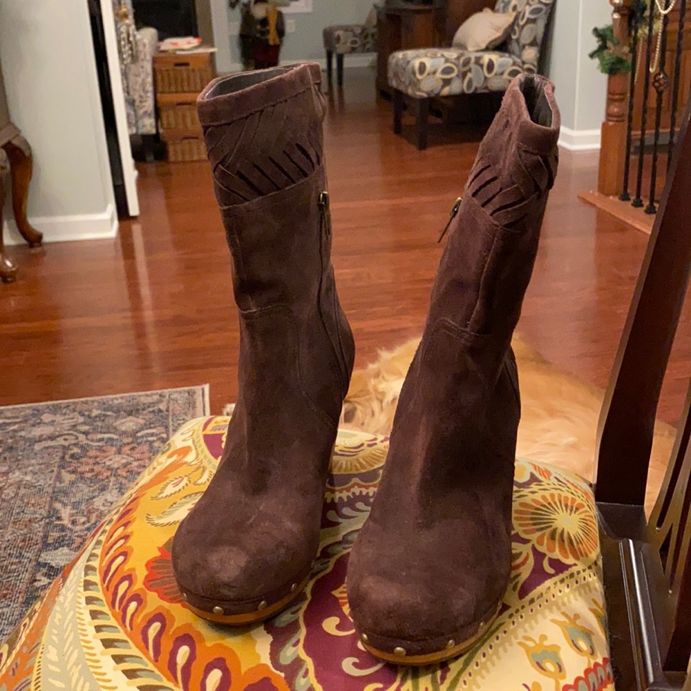 UGG Brown suede boots. EUC. Size 9. - Picture 2 of 9